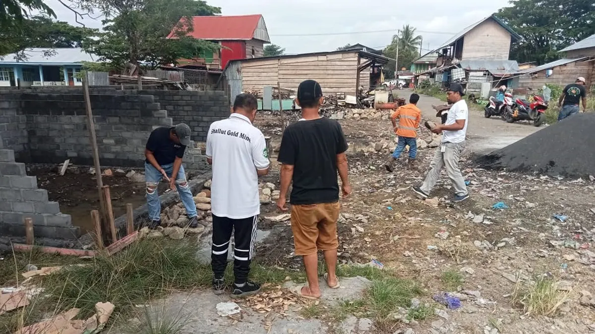 Tim KS-UR PT NHM Bersihkan Sampah dan Buat Penampungan Sampah di Pasar Malifut