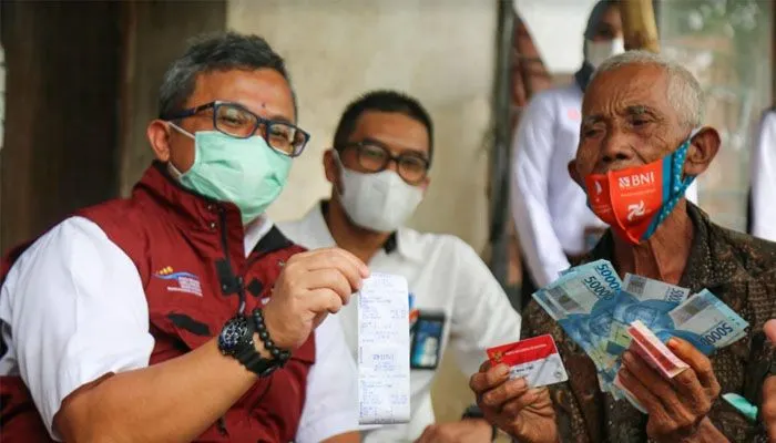 Kabar gembira terkait pencairan bansos PKH dan BPNT periode salur Mei dan Juni yang diterima oleh keluarga penerima manfaat.