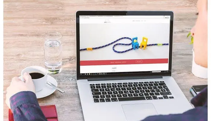 Ilustrasi kerja paruh waktu online hasilkan cuan saat kuliah bagi mahasiswa