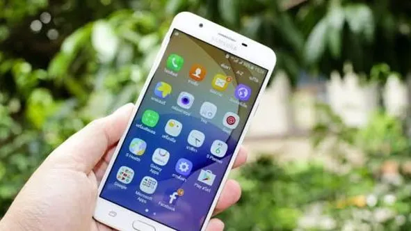 Ilustrasi menghapus file sampah yang menumpuk di HP Samsung.