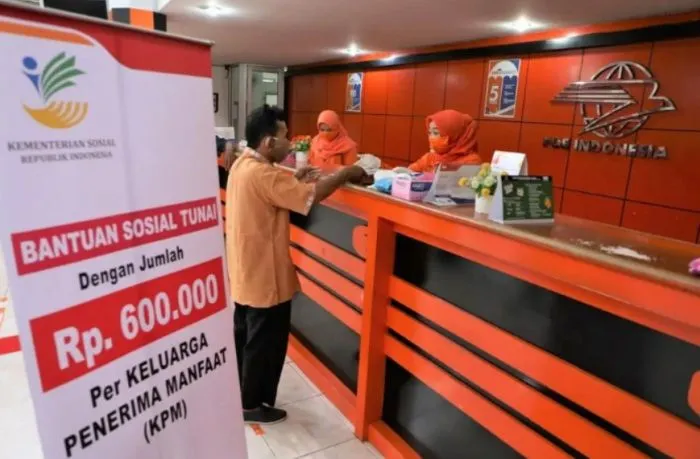 Ilustrasi Pencairan Bansos di PT Pos Indonesia