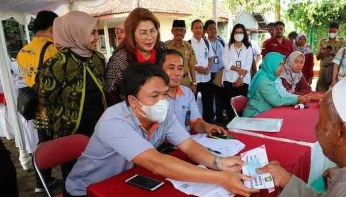 Ilustrasi. KPM menerima bansos.