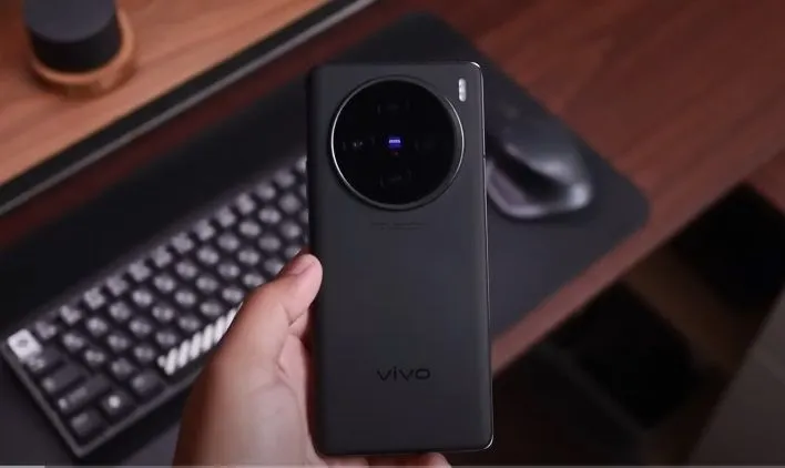 Vivo X100 yang dirilis beberapa waktu lalu ini memiliki desain yang menarik dan harga yang sesuai dengan fiturnya.