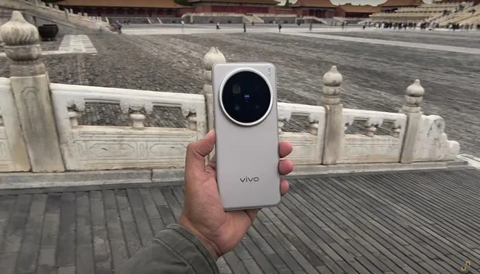Vivo X200 Pro menawarkan performa tinggi dengan chip canggih, layar Zeiss yang menawan, dan kamera memukau, siap bersaing di tahun 2024.