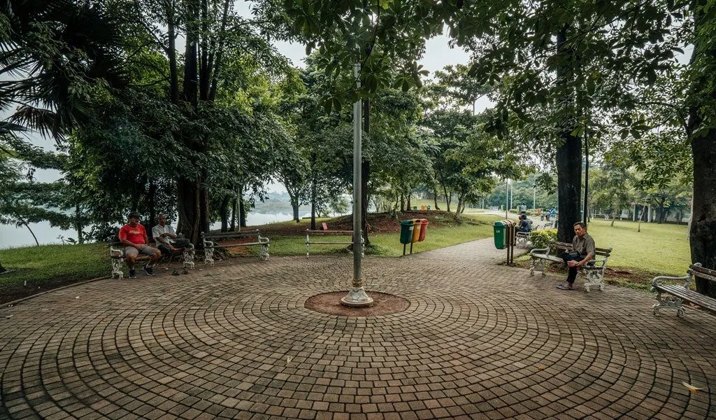 Taman Kota Waduk Ria Rio | Warga Jakarta Timur yang sedang mencari tempat inspirasi atau sekedar melepas lelah, ada sebuah taman yang cocok untuk kalian.