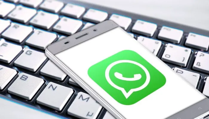 Ilustrasi cara menyembunyikan chat WhatsApp pakai kode rahasia.