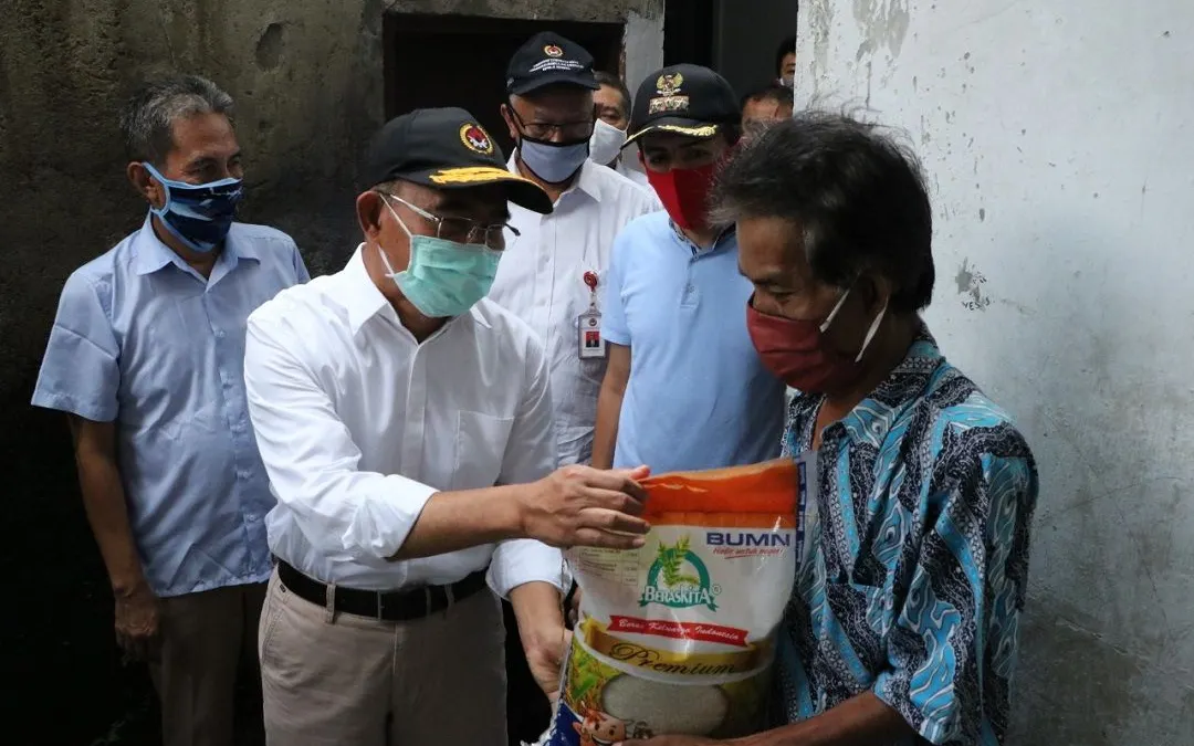 Khususnya bagi KPM yang tidak terdaftar di Data Terpadu Kesejahteraan Sosial (DTKS), pemerintah tetap menyalurkan bansos secara bertahap.