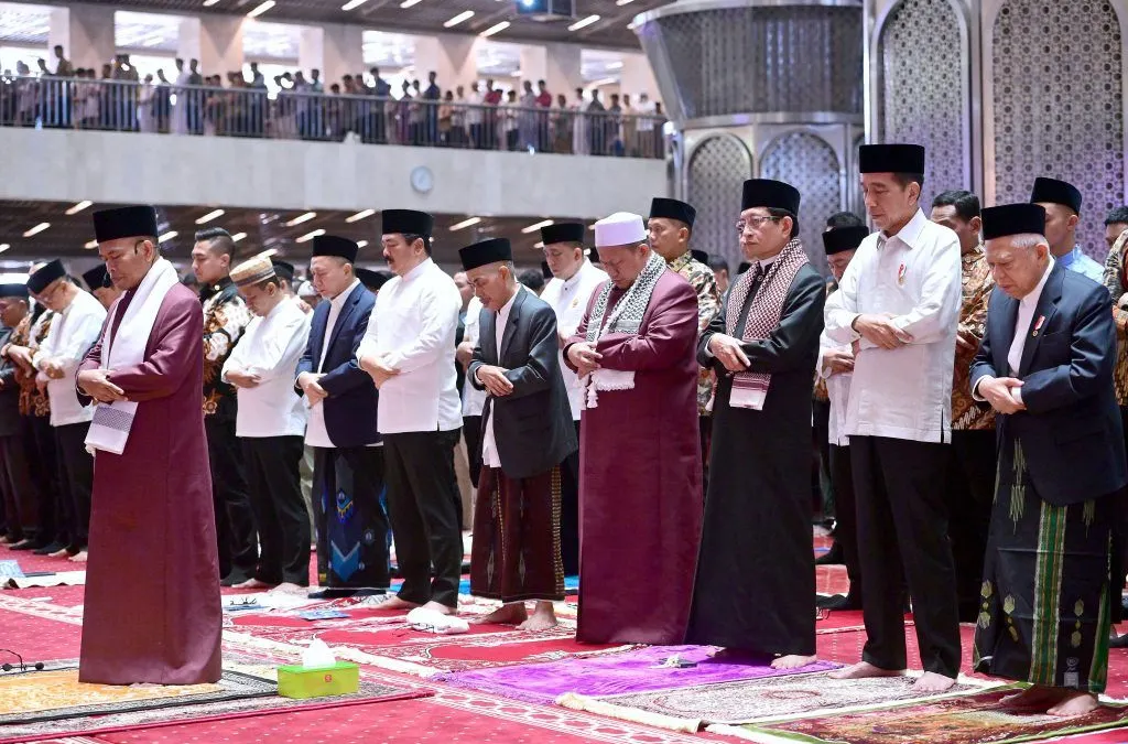 Presiden RI Joko Widodo dan Wapres Maaruf Amin menunaikan salat Idulfitri 1445 Hijriah di Masjid Istiqlal, Jakarta, Rabu (10/04/2024). 