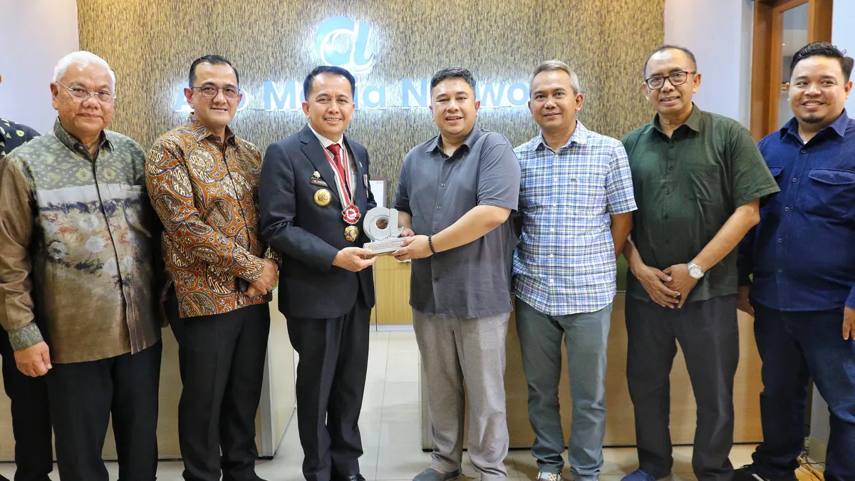 Penjabat (Pj) Gubernur Sumsel Agus Fatoni (kiri) bersama Direktur Jaringan dan Pengembangan Bisnis Ayo Media Network Roberto AM Purba saat melakukan kunjungan ke Kantor Ayo Media Network, Jalan Terusan Halimun, Kota Bandung, Selasa 21 Mei 2024.
