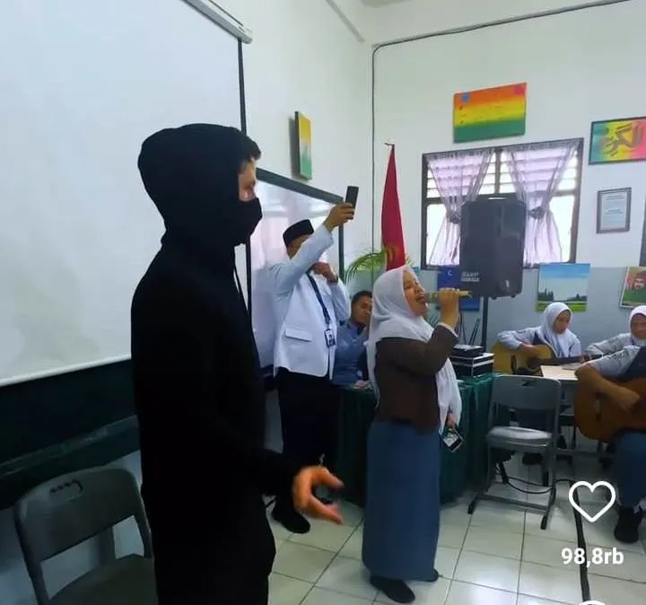 Alan Walker Kunjungi Guru Musik SMA Al Azhar di Medan