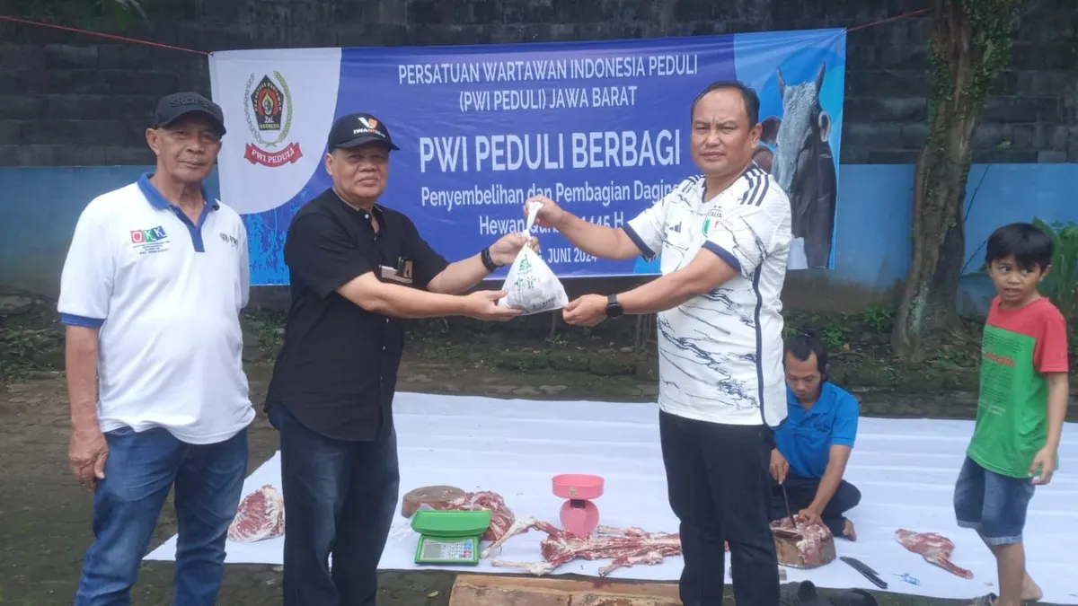 Penyerahan daging hewan kurban secara simbolis oleh Ketua PWI Jabar Hilman Hidayat kepada pengurus PWI Peduli Jabar untuk diserahkan kepada warga sekitar.