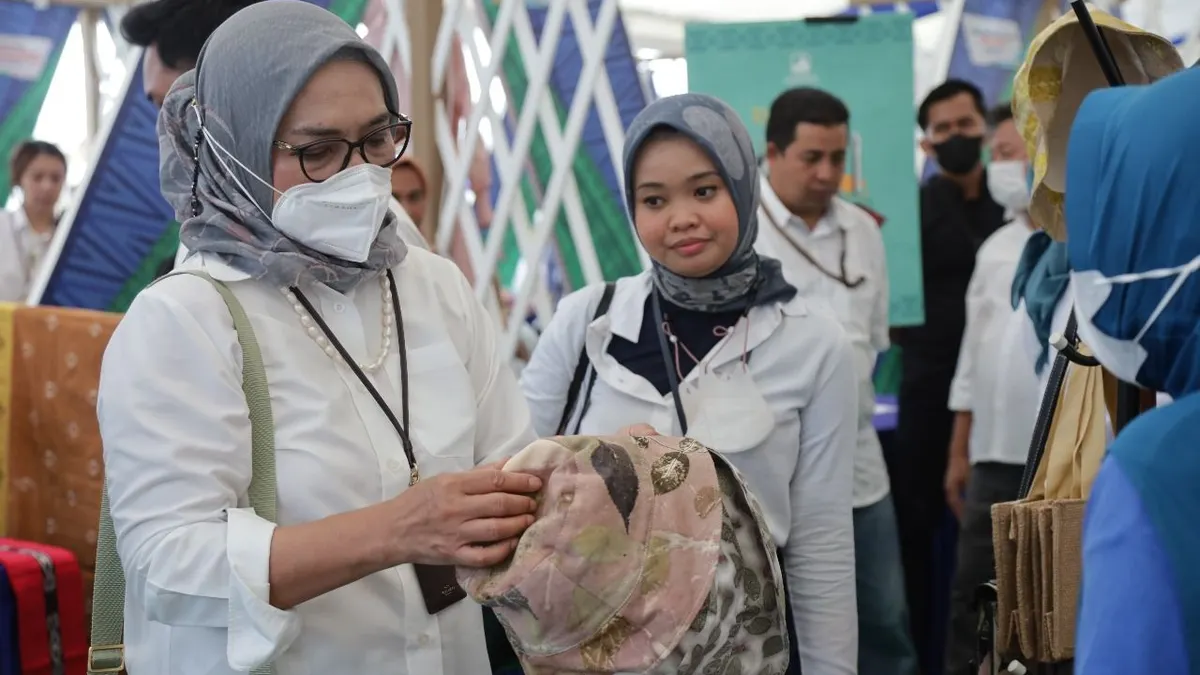 Warga kampung Sabbeta yang juga merupakan nasabah Mekaar Unit Lalabata menjadi inisiator terbentuknya Ecoprint Kampung Sabbeta.