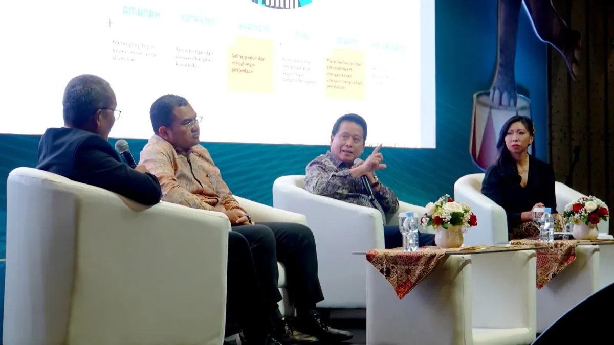 Direktur PT Bank Syariah Indonesia Tbk (BSI) Hery Gunardi (tengah), Deputi Bidang Sumber Daya Manusia, Teknologi dan Informasi Kementerian BUMN Tedi Bharata (kiri) dan beberapa narasumber  dalam acara Diskusi buku berjudul &quot;Elephant Learns Flamenco: BUMN Menuju Indonesia Emas 2045&quot; di Jakarta, Rabu 