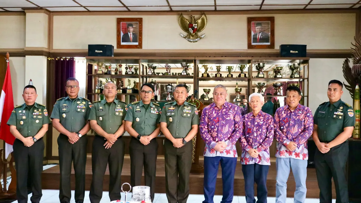 Jajaran Pejabat DITAJENAD bersama Jajaran Direksi JNE berfoto bersama dalam kegiatan Penandatanganan Kerja Sama JNE &amp; TNI AD