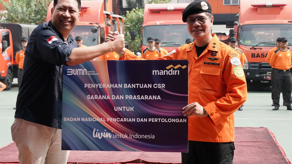 Bank Mandiri serahkan bantuan perlengkapan Search and Rescue (SAR) senilai Rp 452 juta kepada Badan Nasional Pencarian dan Pertolongan (Basarnas).