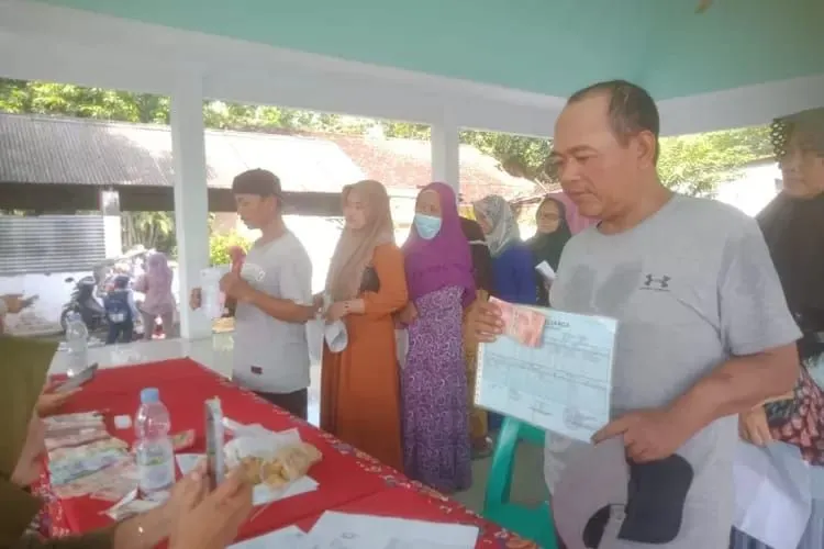 Bansos yang dicairkan dalam bentuk non tunai berupa uang hingga barang atau bahan pangan untuk KPM yang dinyatakan layak sebagai penerima.
