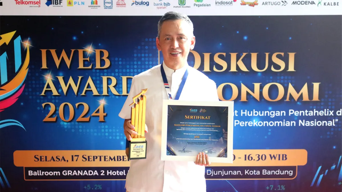 Iyus Rustandi (Kepala Cabang JNE Bandung) Menerima Penghargaan di IWEB Awards 2024. (JNE)