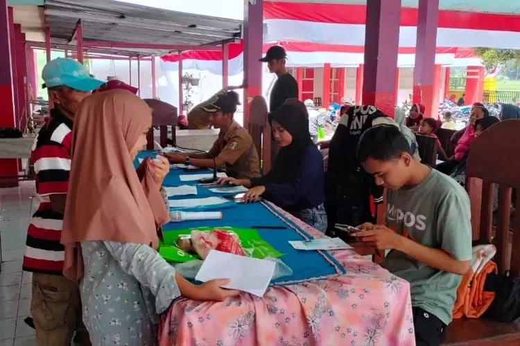 Menurut informasi yang diterima dari para pendamping sosial di berbagai kabupaten dan kota, bantuan BPNT masih berada di tahap SPM.