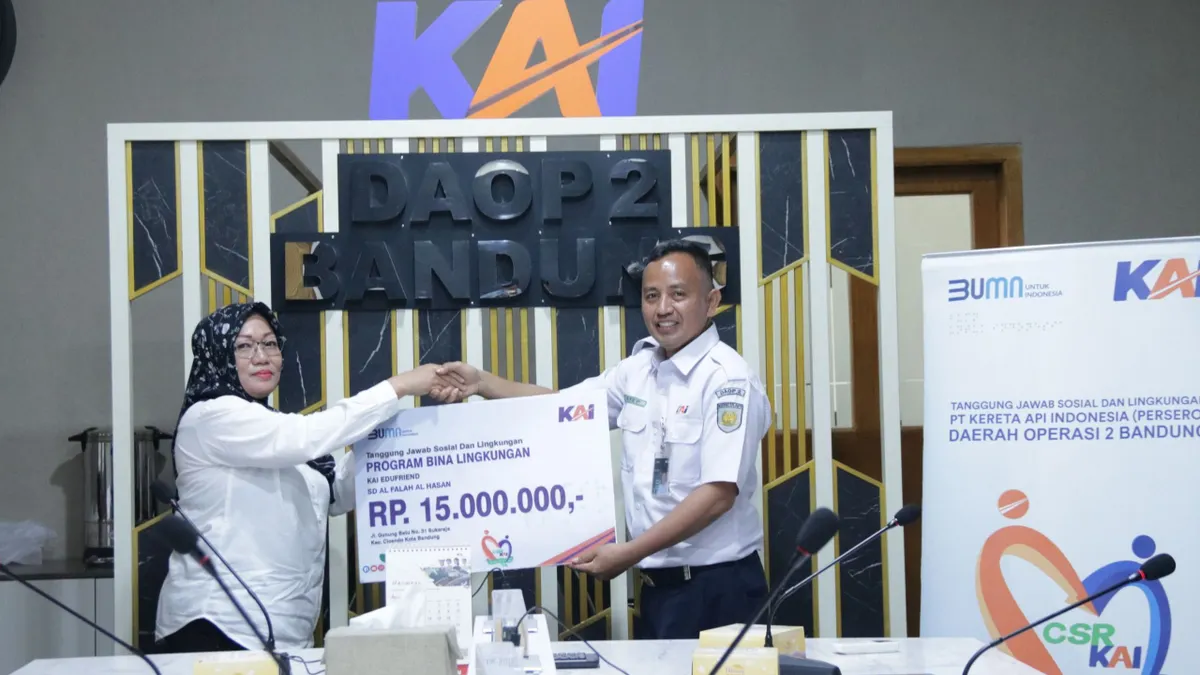 KAI Daop 2 Berikan Bantuan TJSL ke Masyarakat Jawa Barat, Fokus pada Ibadah dan UMKM