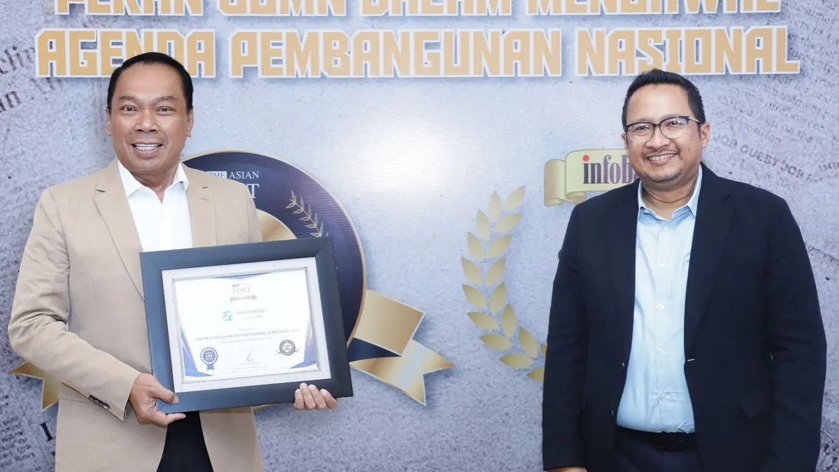 Direktur Utama Jasa Raharja, Rivan A. Purwantono, didampingi Direktur Kepatuhan dan Manajemen Risiko Jasa Raharja, Harwan Muldidarmawan, menerima penghargaan sebagai The Best State Owned Enterprise Subsidiary 2024 (Excellent Financial Performance 2023).