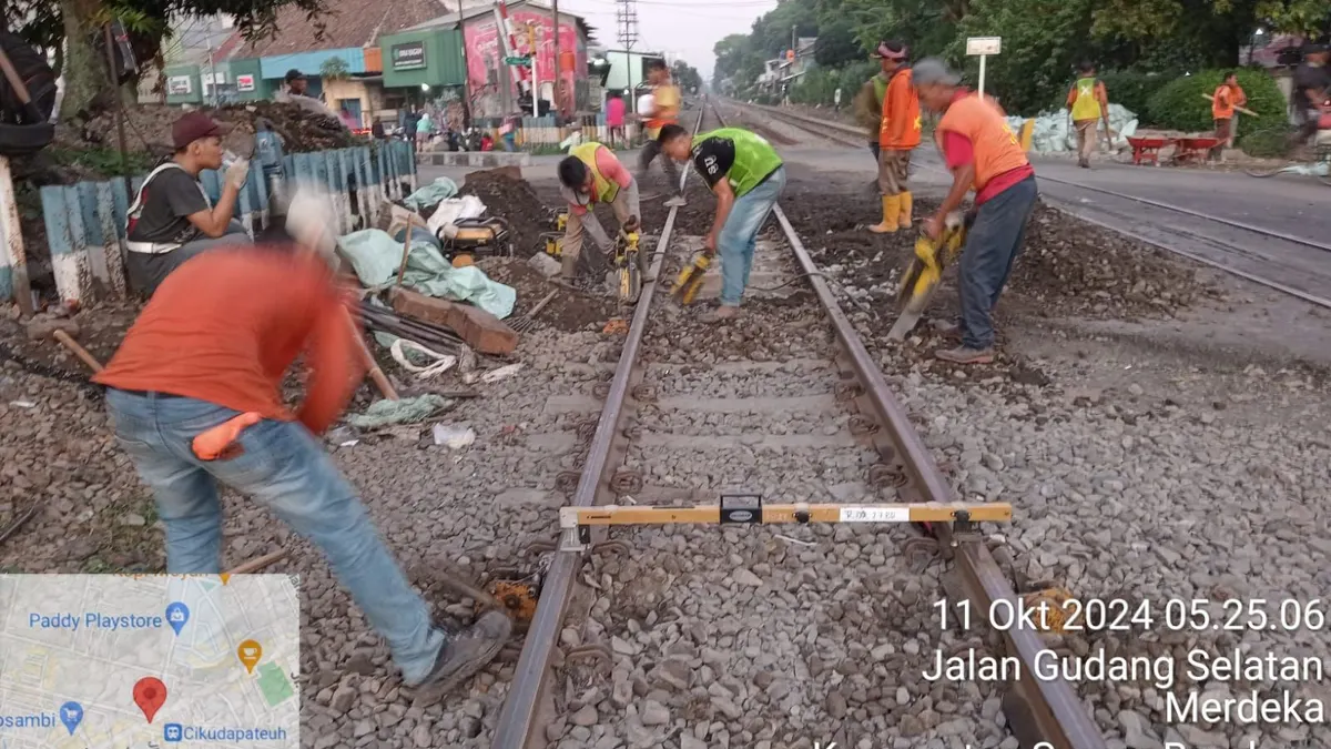 PT KAI Daop 2 Bandung Lakukan Perbaikan Perlintasan Rel Jalan Ahmad Yani