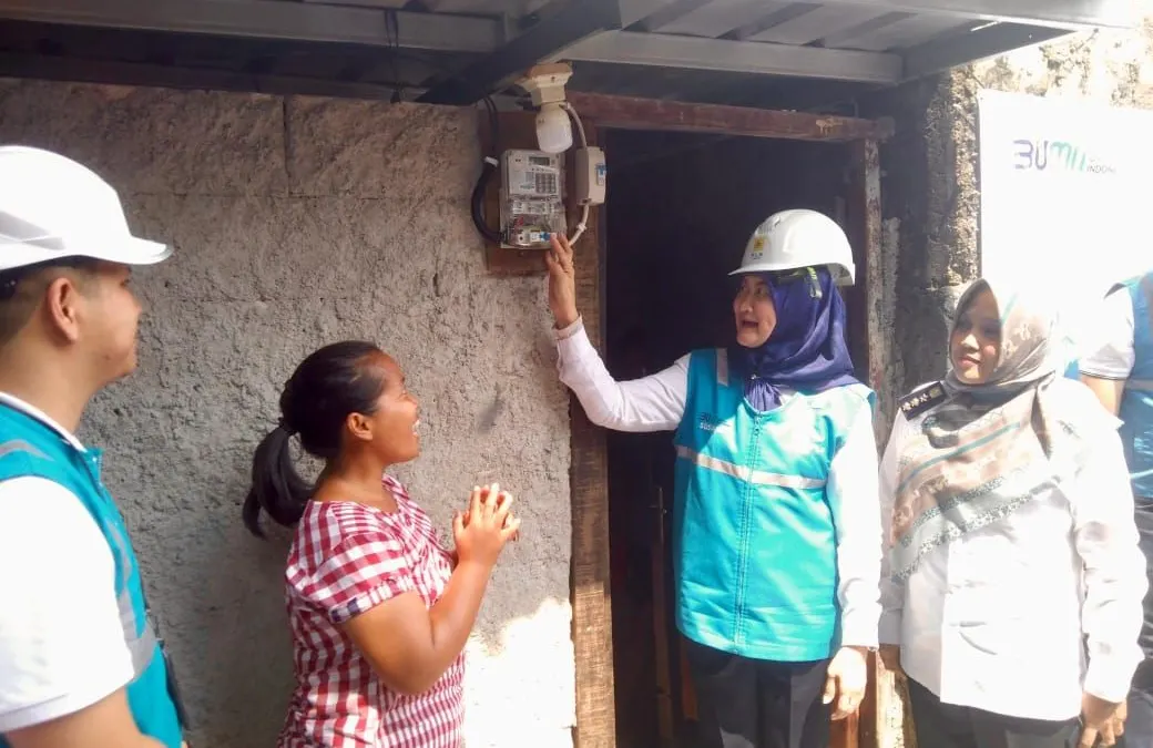 Program Light Up The Dream memberikan bantuan listrik gratis kepada 3.725 keluarga kurang mampu secara serentak di seluruh Indonesia.