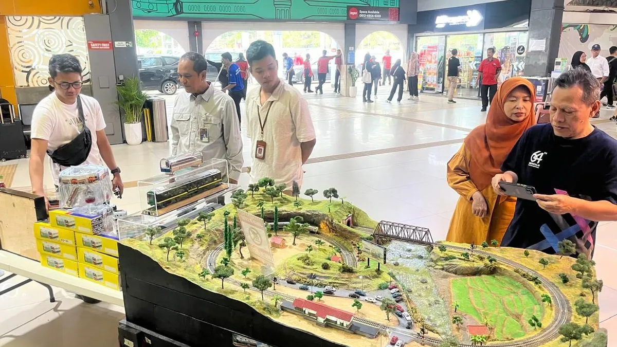 Diorama Miniatur Kereta Api Argo Parahyangan di Ruang Tunggu Stasiun Bandung sisi Utara.