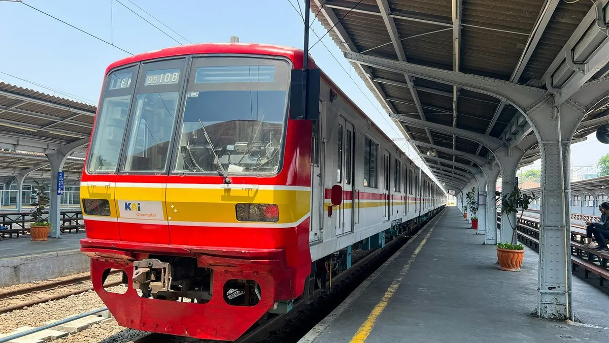 Apakah gaji UMR 5 jutaan cukup untuk hidup di Jakarta? Ternyata bisa dengan beberapa tips. Salah satunya adalah menggunakan transporti umum.