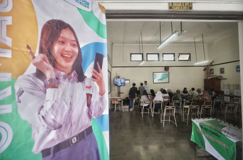 Tahun ini, proses lapor diri PPDB Jakarta 2024 dilakukan secara online, sehingga kamu tidak perlu repot-repot datang ke sekolah.