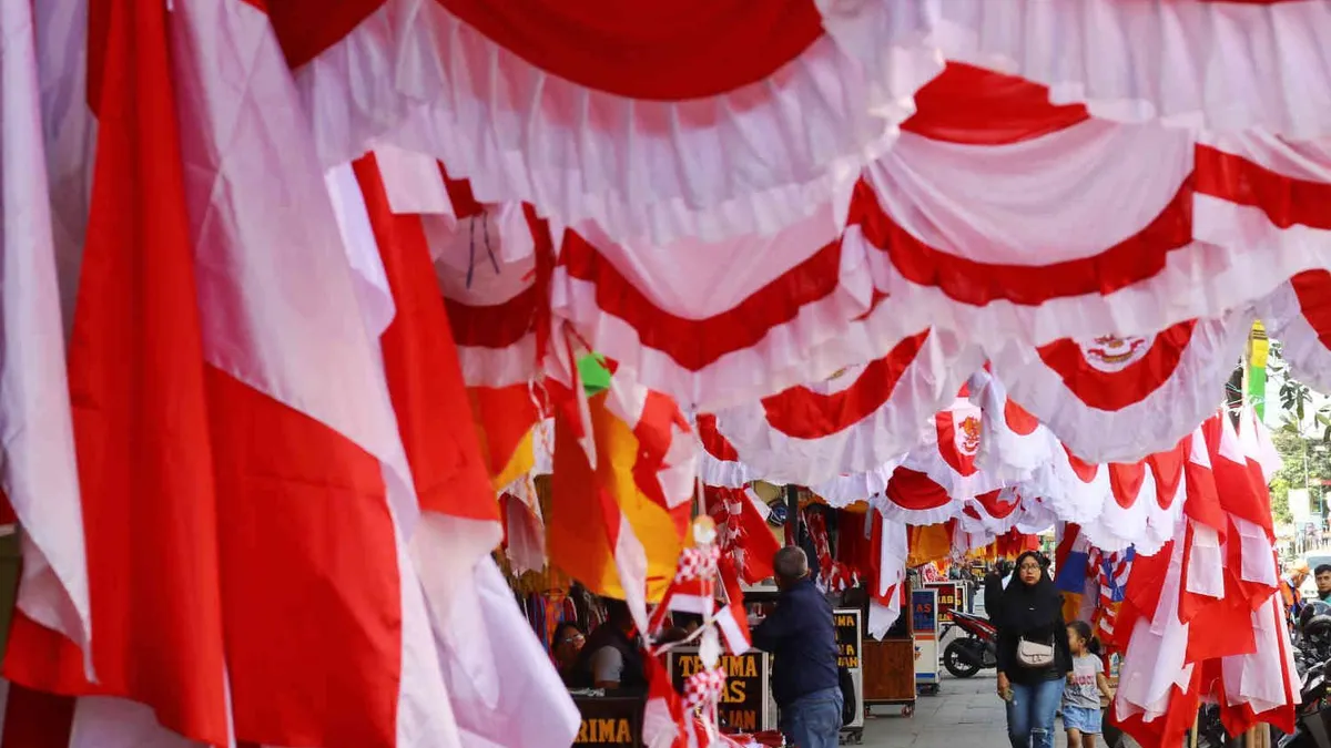 Warga membeli bendera merah putih di Jalan Ahmad Yani, Kota Bandung, Rabu 7 Agustus 2024 jelang HUT RI ke 79