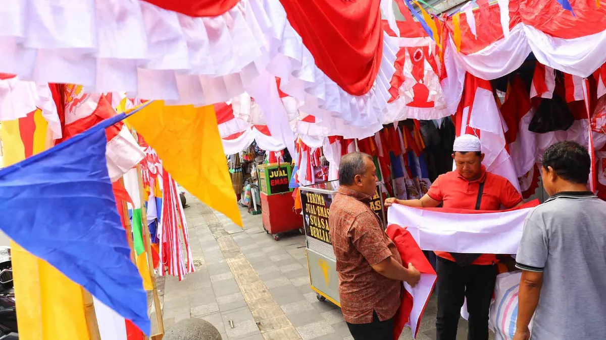 Menjelang perayaan HUT RI, banyak orang yang mulai mencari atribut dan perlengkapan untuk hari kemerdekaan.    