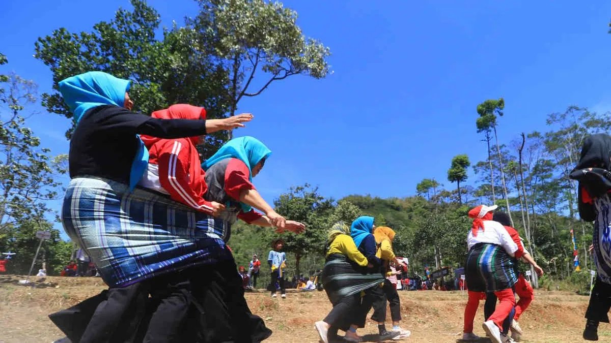 Sejumlah ibu rumah tangga mengikuti berbagai lomba 17 Agustus di Padalarang, Kabupaten Bandung Barat