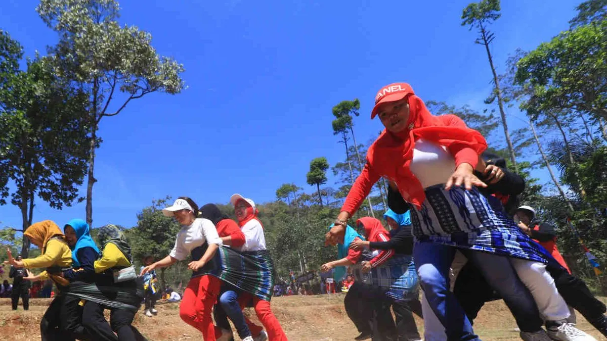 Sejumlah ibu rumah tangga mengikuti berbagai lomba 17 Agustus di Padalarang, Kabupaten Bandung Barat