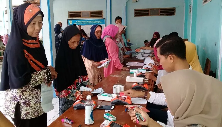 Melalui PKH dan BPNT, pemerintah bersama sejumlah kementerian secara bertahap akan memberikan bantuan sosial sesuai dengan komponen.