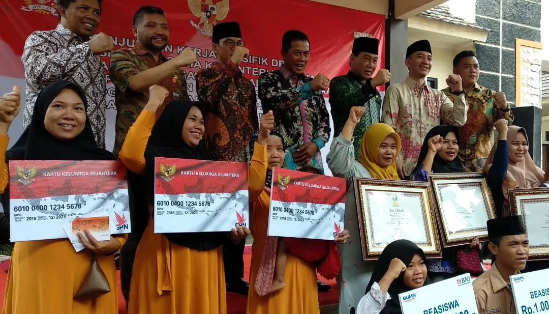Beberapa bank penyalur hingga kini masih mencairkan bantuan sosial reguler dari Kementerian Sosial.