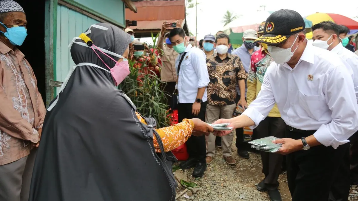 Bantuan senilai Rp900 ribu yang diberikan kepada KPM pada hari ini, Kamis, 20 Juni 2024 adalah Bantuan Langsung Tunai (BLT).