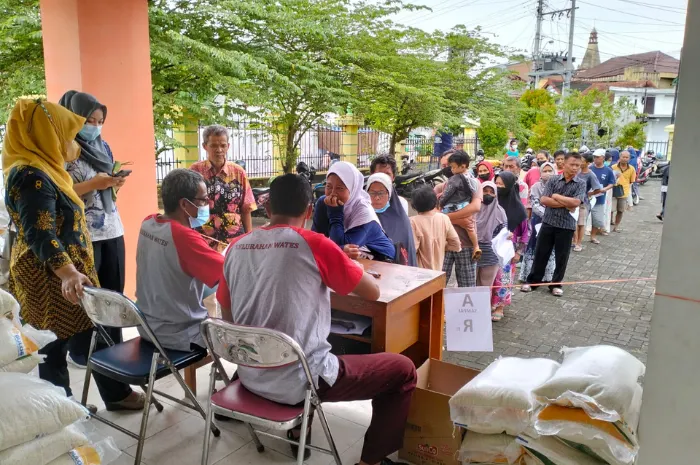 Terpantau ada 17 desa di Kabupaten Banyuwangi yang mendapatkan penyaluran bansos beras 10 kg ini untuk periode September-Oktober.