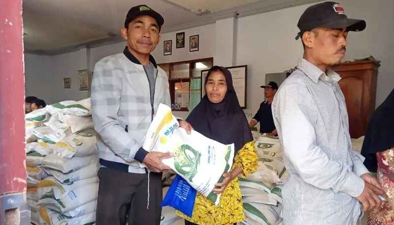 Dua bansos yang dicairkan menjelang Hari Raya Idul Adha 1445 Hijriah berupa Bantuan Langsung Tunai (BLT) dan barang.