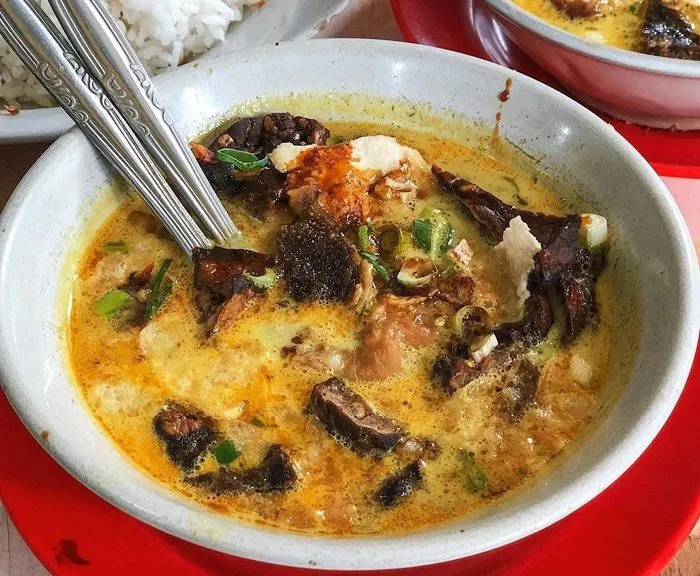 Bagi kamu kaum anak rantau yang sedang mengadu nasib di Jakarta, wajib tahu jika Kota Metropolitan ini memiliki makanan khas nan legendaris.