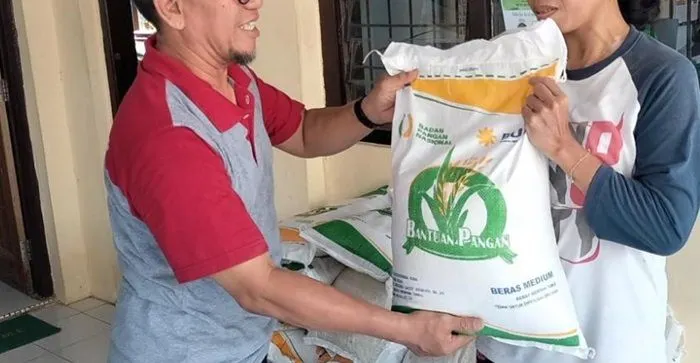 Bantuan sosial beras seberat 10 kilogram diberikan dalam rangka kerawanan pangan untuk masyarakat miskin ekstrem.