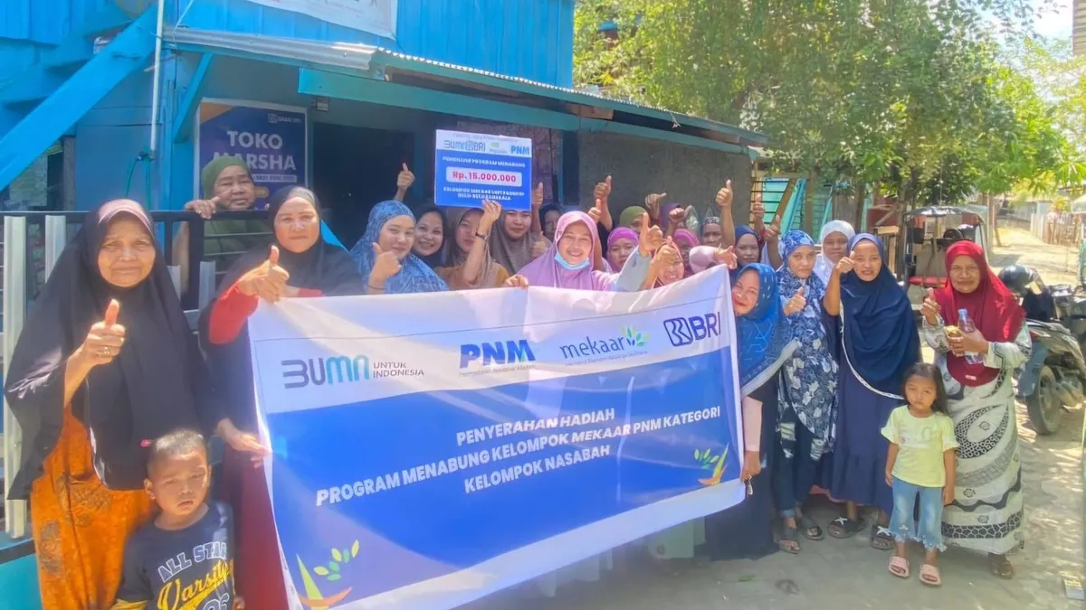 Nasabah PNM Mekaar (Membina Ekonomi Keluarga Sejahtera) secara berkesinambungan mendapatkan literasi mengenaipemanfaatan produk keuangan yang tepat dan carameningkatkan penghasilan.