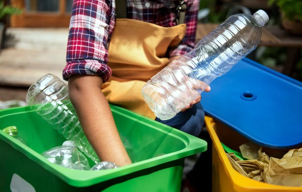 Sebagai salah satu kota dengan penduduk padat di Indonesia, DKI Jakarta juga menghasilkan banyak sampah setiap harinya.