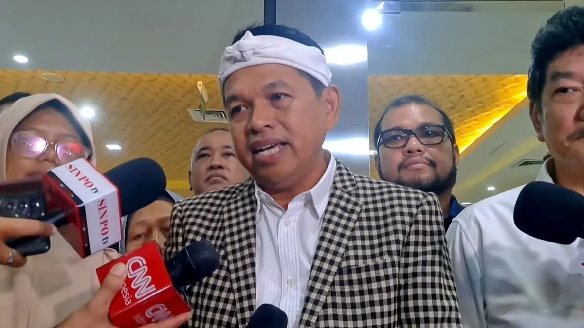 Mantan Bupati Purwakarta Dedi Mulyadi mendampingi keluarga terpidana kasus Vina Cirebon ke Mabes Polri.