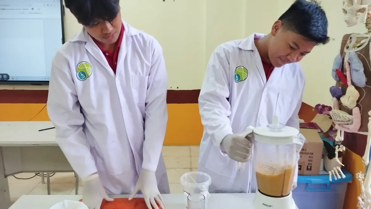 Dua siswa kelas X SMA Pribadi Bandung, Arvin Muhammad Harshal dan Faiq Farrasi Qiantori, berhasil mengolah limbah kulit pepaya dan bonggol nanas menjadi deterjen yang efektif untuk mencuci pakaian serta ramah lingkungan.
