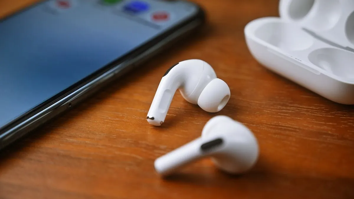 Ilustrasi menyambungkan atau connect iPhone di dua Airpods.