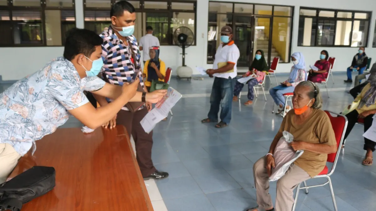 Beberapa KPM seperti lulusan SMA, anak putus sekolah, dan KPM meninggal kini tak lagi berhak menerima bansos PKH/BPNT 2024.