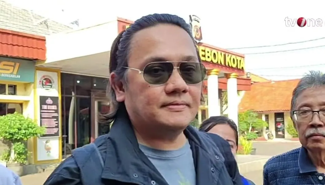 Tim kuasa hukum Saka Tatal melaporkan Iptu Rudiana, ayah Eky yang jadi korban pembunuhan Vina Cirebon 2016 silam ke Polres Cirebon.