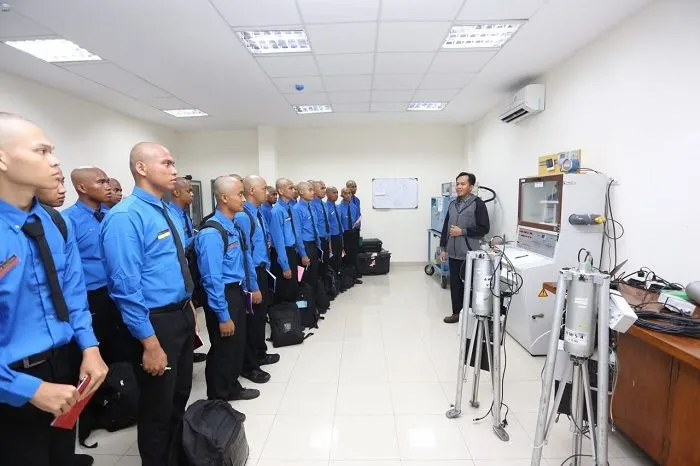 Calon taruna-taruni di kantor BMKG. STMKG