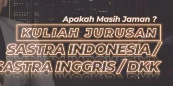 Sering dianggap sebelah mata, tidak sedikit masyarakat yang menilai lulusan jurusan sastra sebagai jurusan Madesu atau masa depan suram.