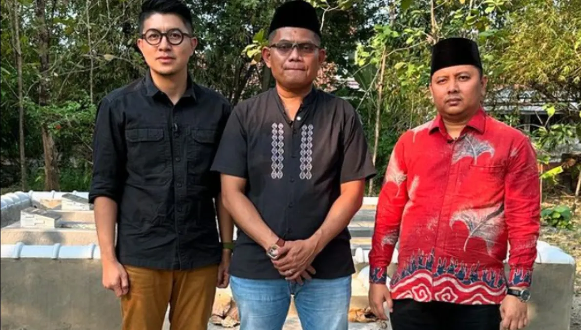 Ditemui awak media usai mendatangi makam Eky, Iptu Rudiana yang didampingi oleh penasehat hukumnya memberikan sejumlah pernyataan terkait kasus Vina.